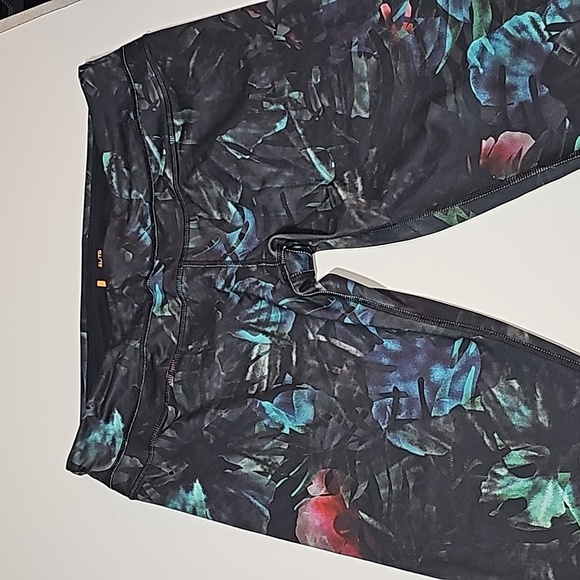 Lucy Studio Hatha Capri Leggings Black Tropical Print Size XL - Picture 2 of 9